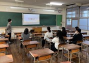 西舞鶴高校の総合的な探究の時間に参加する公共政策学部学生写真2